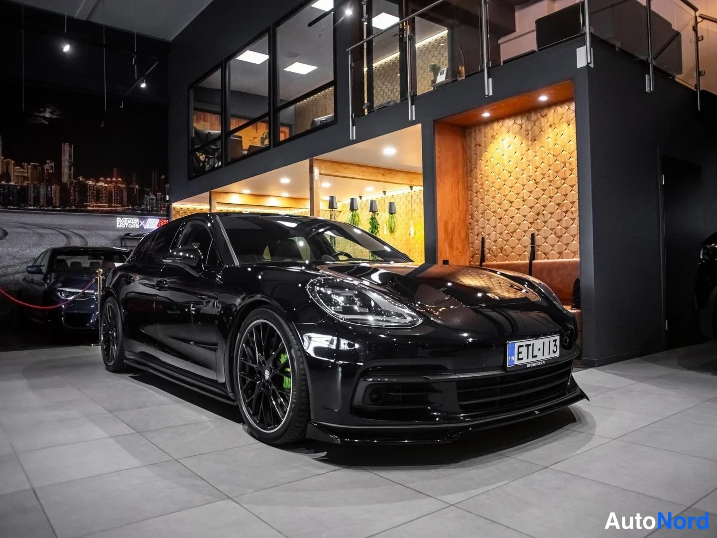 Musta Porsche Panamera 4 E-Hybrid 2018, etuviisto, keula oikealle, kuva 2