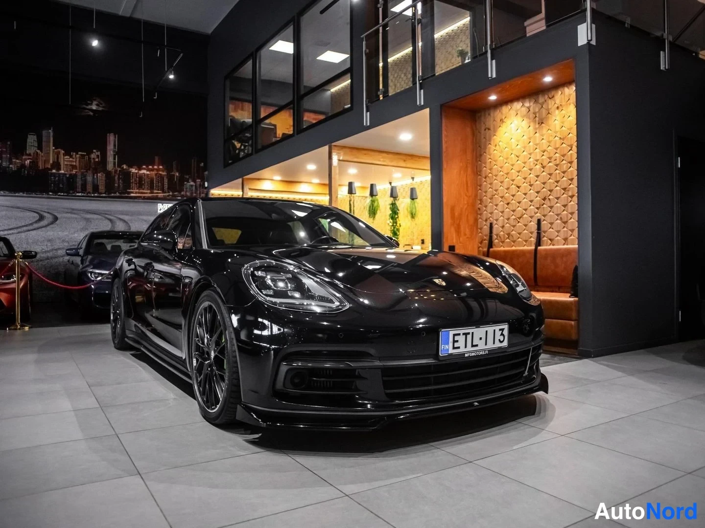 Musta Porsche Panamera 4 E-Hybrid 2018, etuviisto, keula oikealle, kuva 3