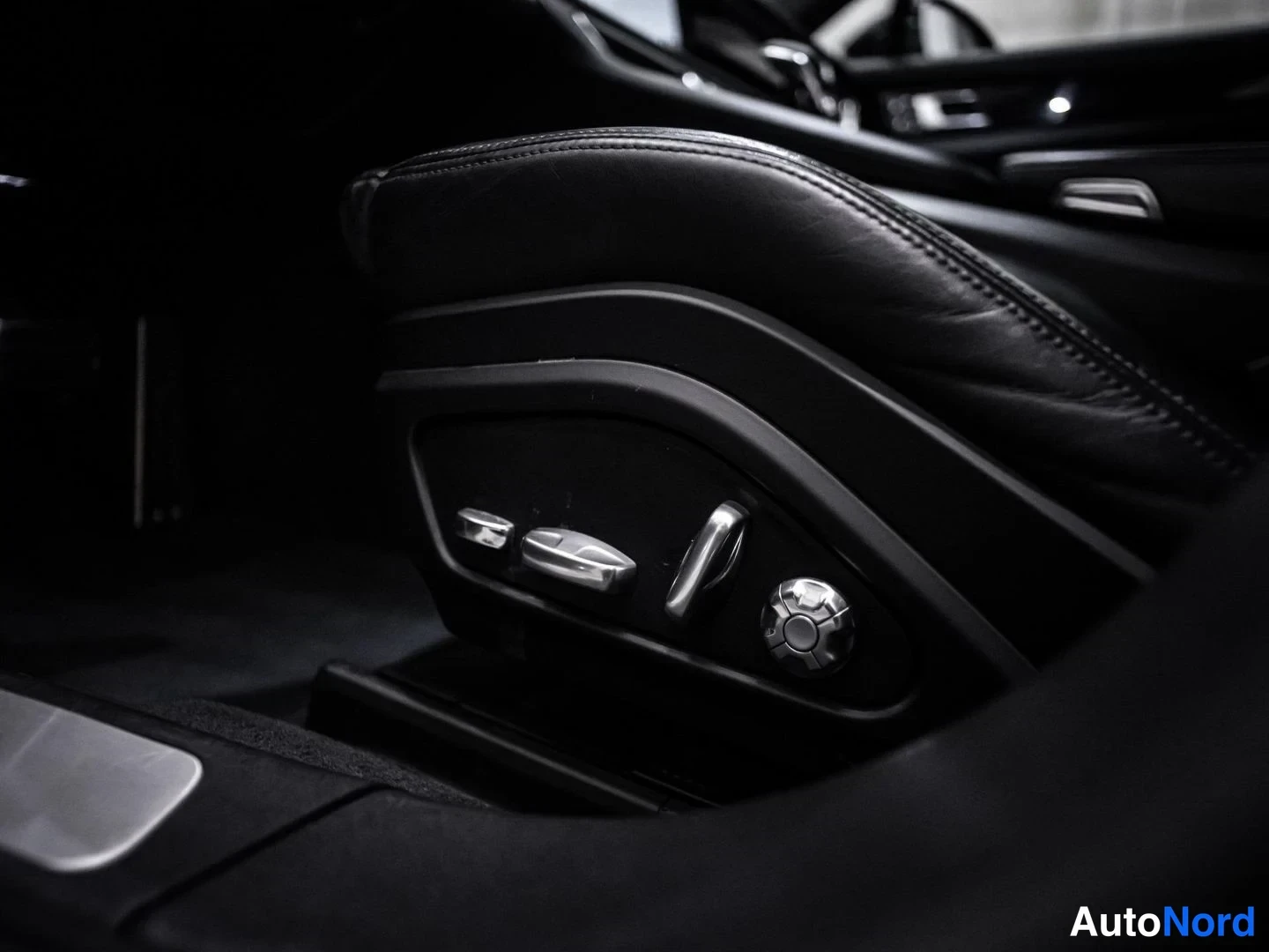 Musta Porsche Panamera 4 E-Hybrid 2018, yksityiskohta, kuva 21