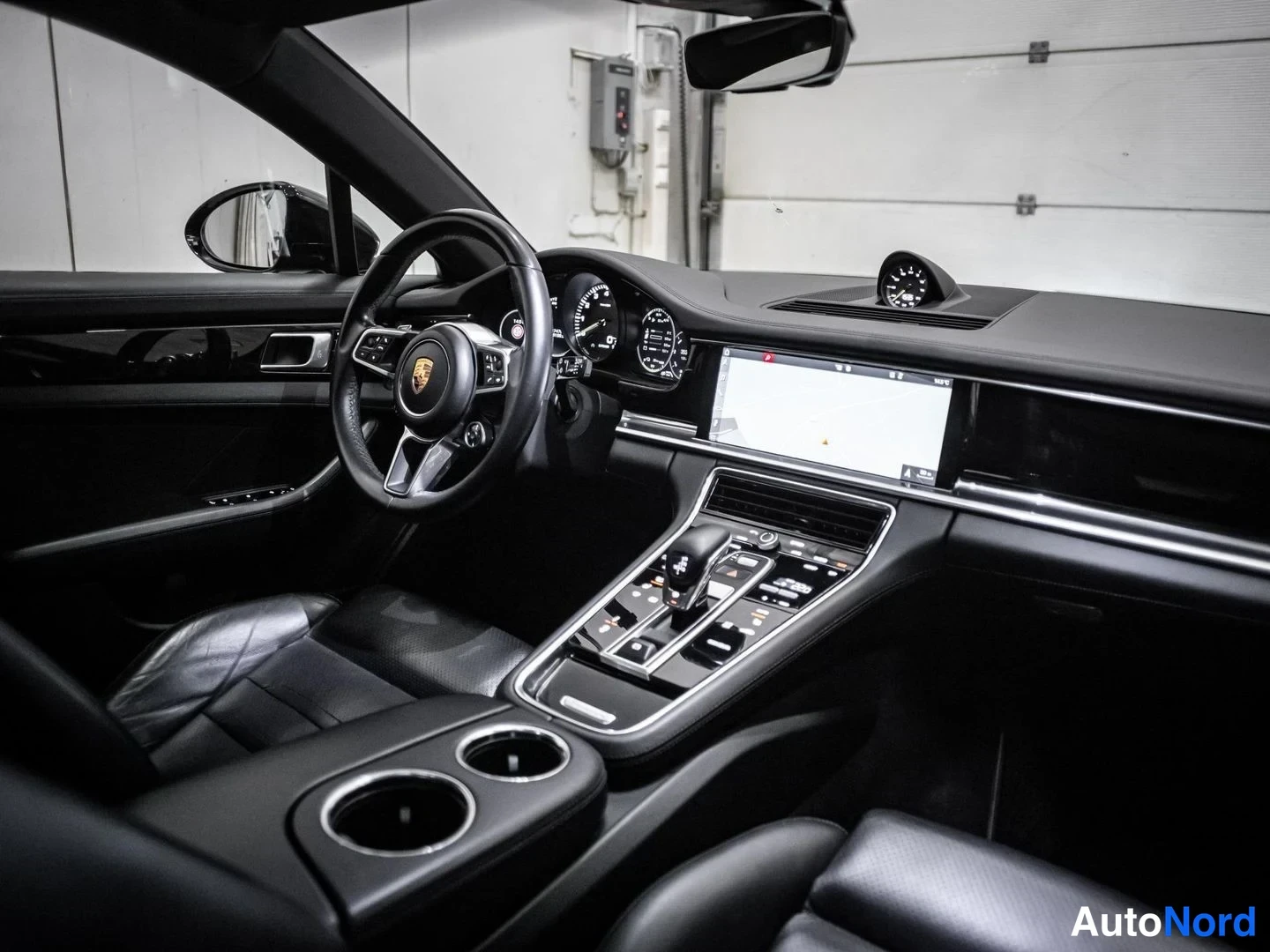 Musta Porsche Panamera 4 E-Hybrid 2018, ohjaamo, kuva 12
