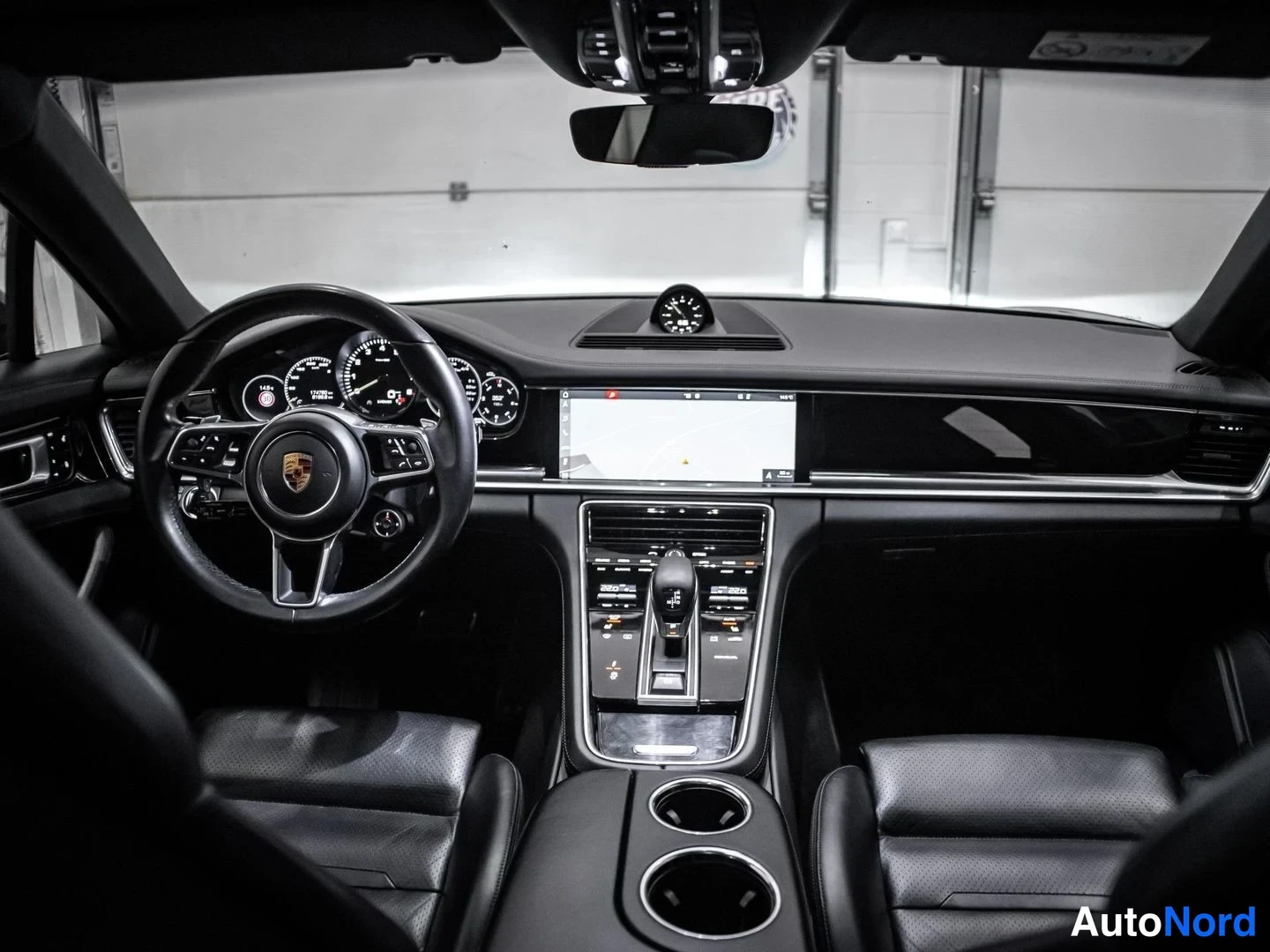 Musta Porsche Panamera 4 E-Hybrid 2018, ohjaamo, kuva 13