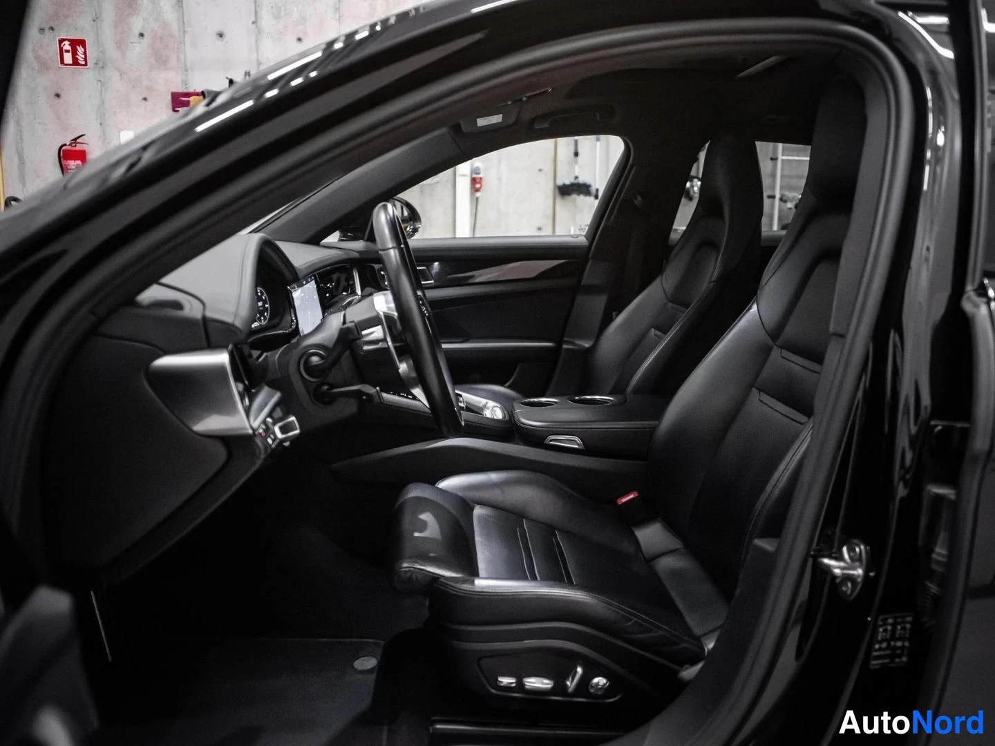 Musta Porsche Panamera 4 E-Hybrid 2018, etuistuimet, kuva 16