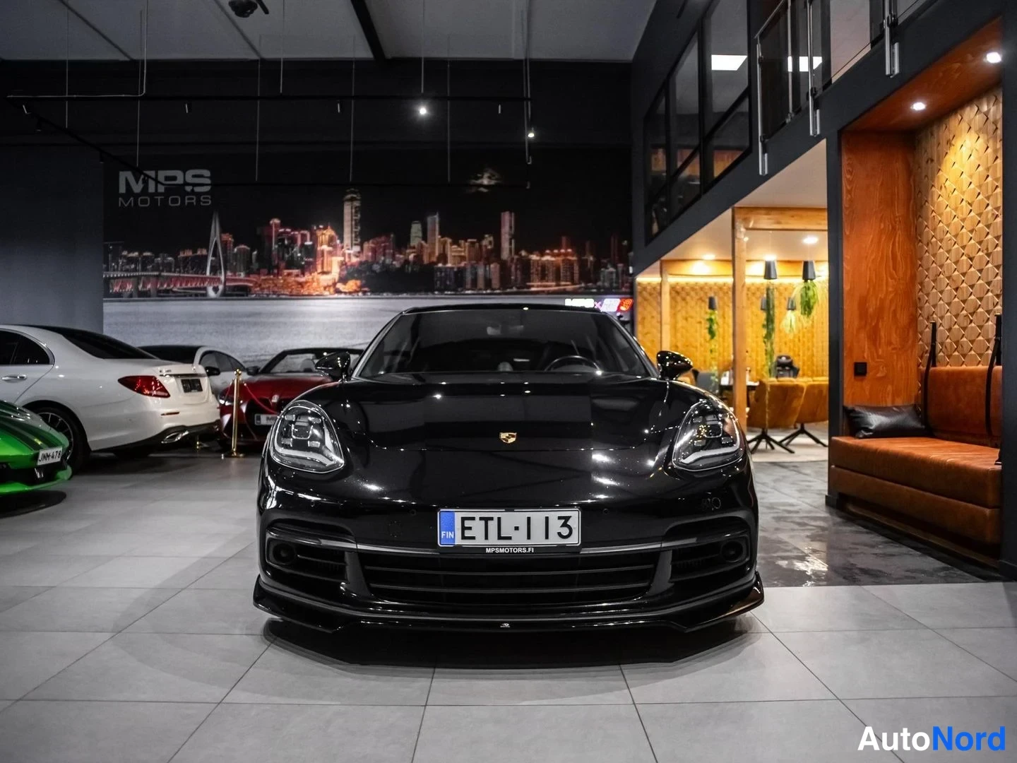 Musta Porsche Panamera 4 E-Hybrid 2018, edestä, kuva 6
