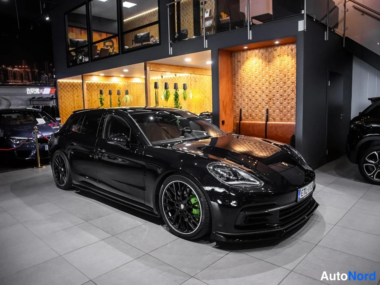 Musta Porsche Panamera 4 E-Hybrid 2018, etuviisto, keula oikealle, kuva 4
