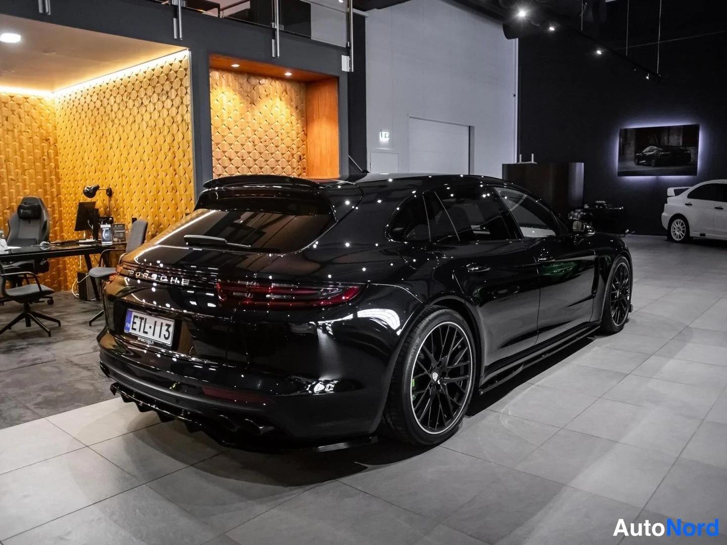 Musta Porsche Panamera 4 E-Hybrid 2018, takaviisto, kuva 8