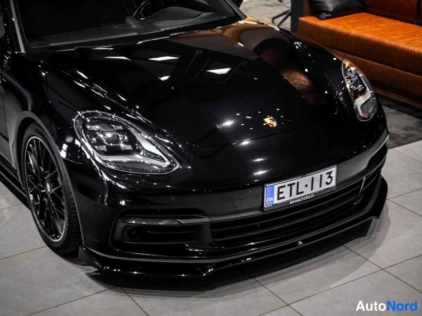 Musta Porsche Panamera 4 E-Hybrid 2018, edestä, kuva 7