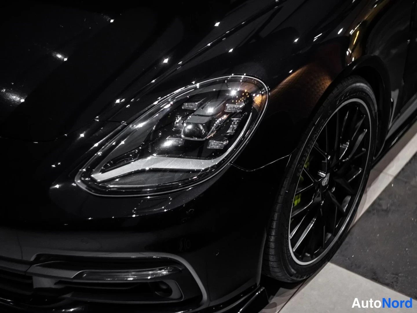 Musta Porsche Panamera 4 E-Hybrid 2018, yksityiskohta, kuva 19