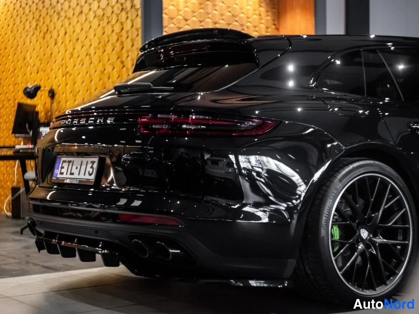Musta Porsche Panamera 4 E-Hybrid 2018, takaviisto, kuva 10