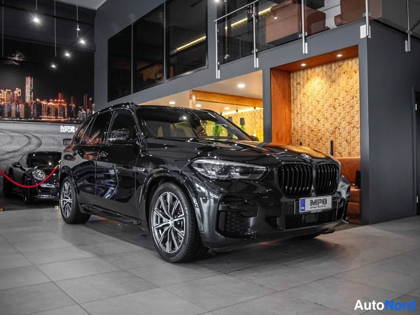 Musta BMW X5 xDrive45e 2022, etuviisto, keula oikealle, kuva 3