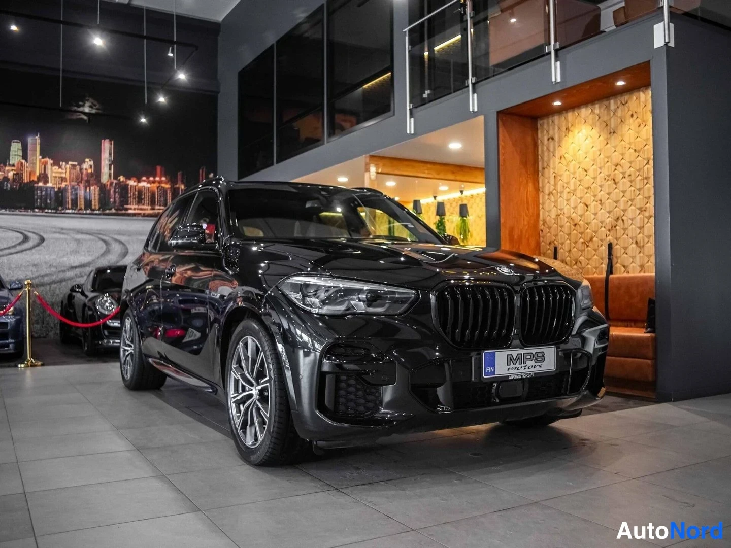 Musta BMW X5 xDrive45e 2022, etuviisto, keula oikealle, kuva 4