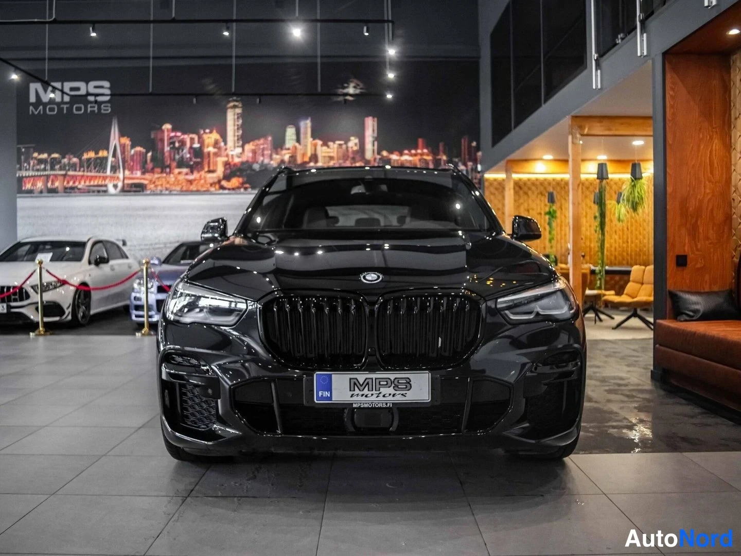 Musta BMW X5 xDrive45e 2022, edestä, kuva 5