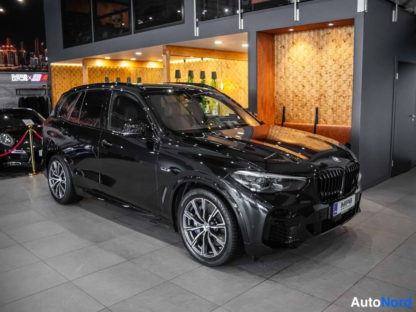 Musta BMW X5 xDrive45e 2022, etuviisto, keula oikealle, kuva 2