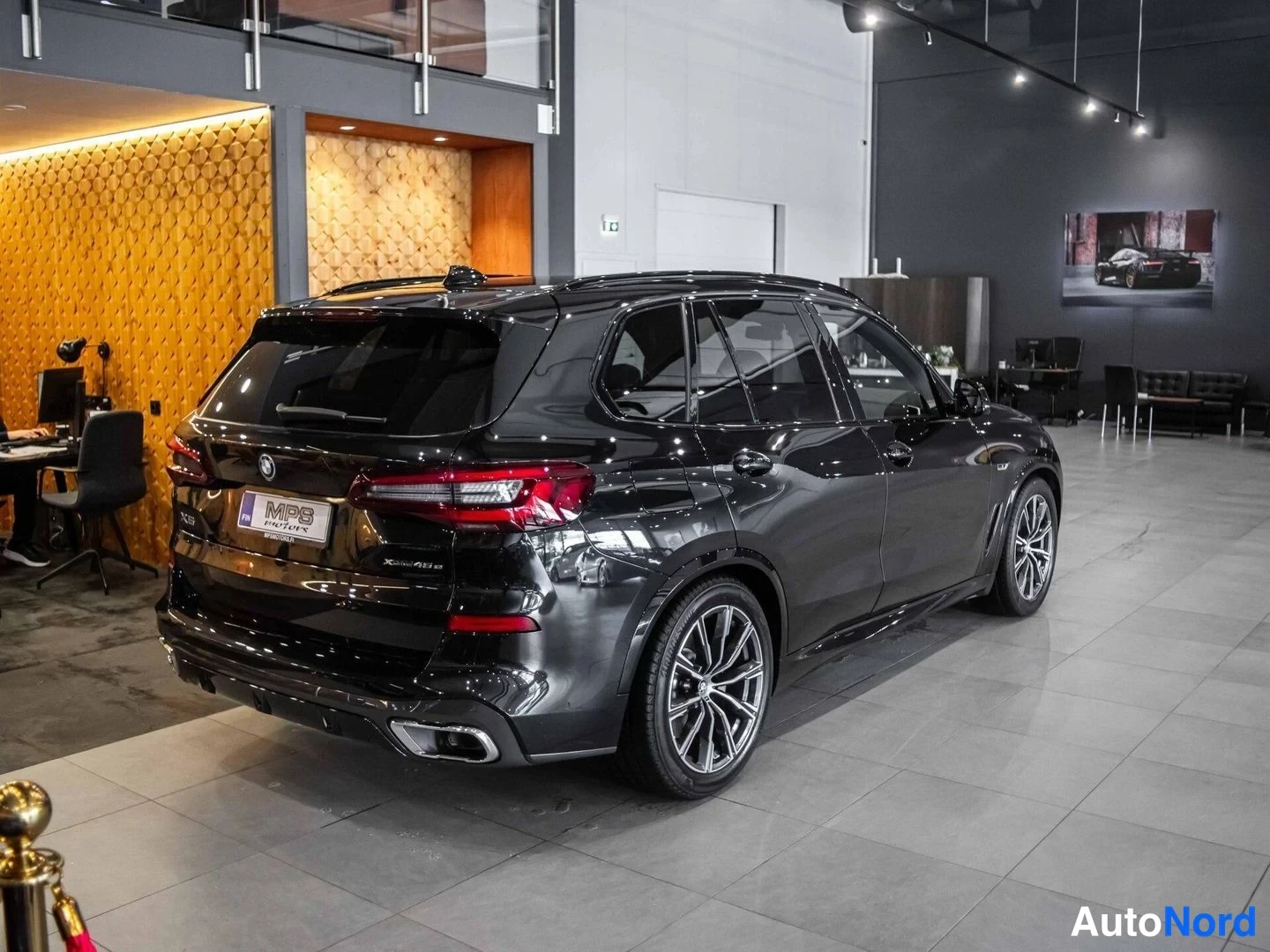Musta BMW X5 xDrive45e 2022, takaviisto, kuva 6