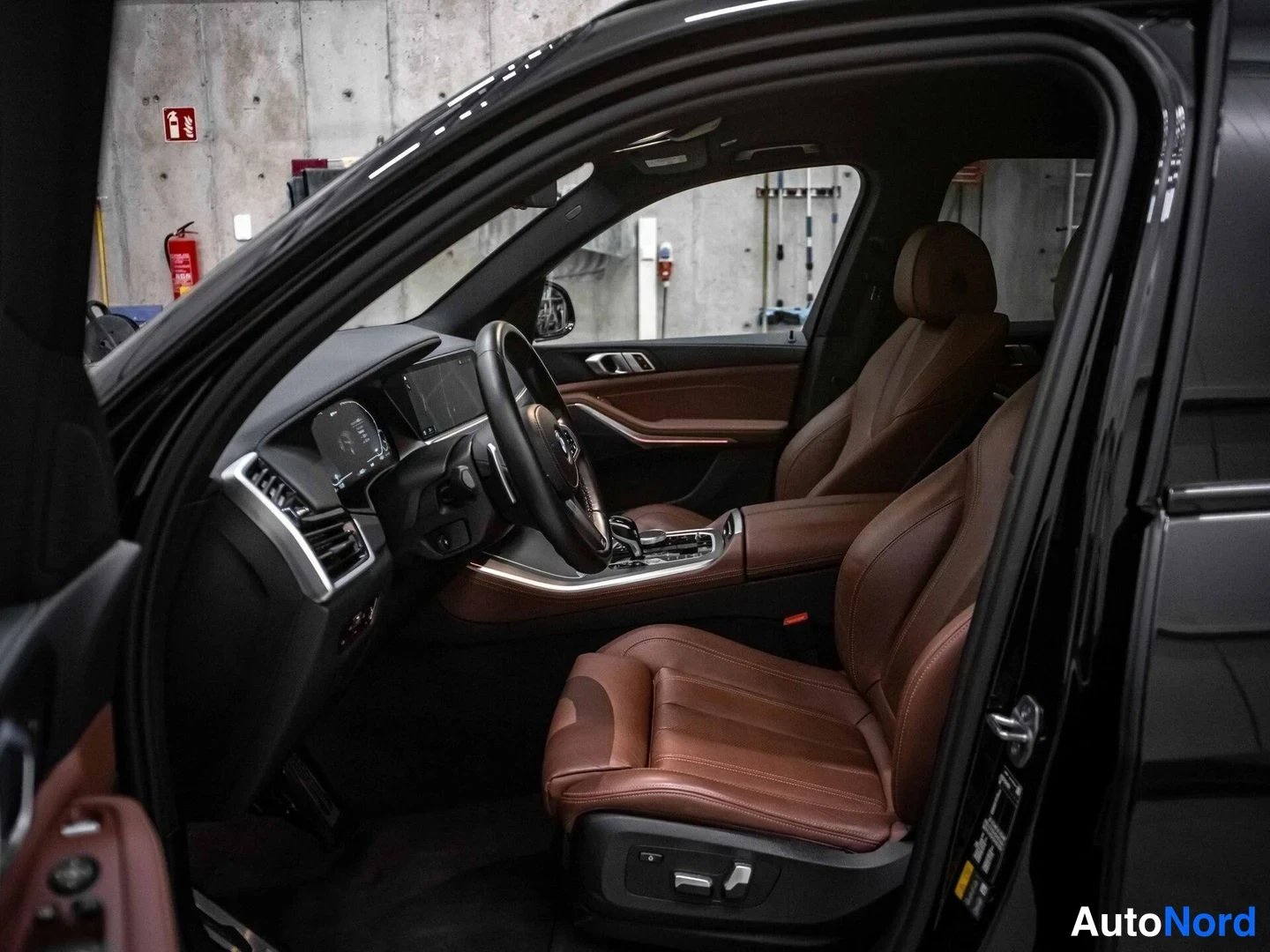 Musta BMW X5 xDrive45e 2022, ohjaamo, kuva 8