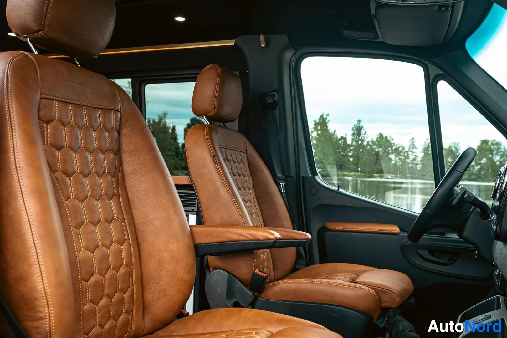 Harmaa Mercedes-Benz Sprinter 2023, etuistuimet, kuva 5