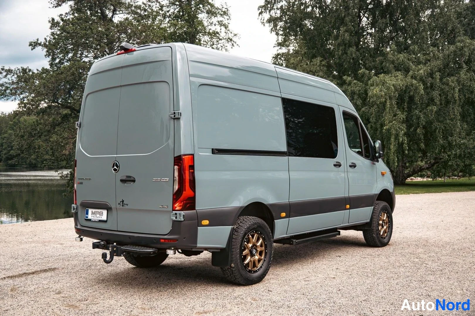 Harmaa Mercedes-Benz Sprinter 2023, takaviisto, kuva 3