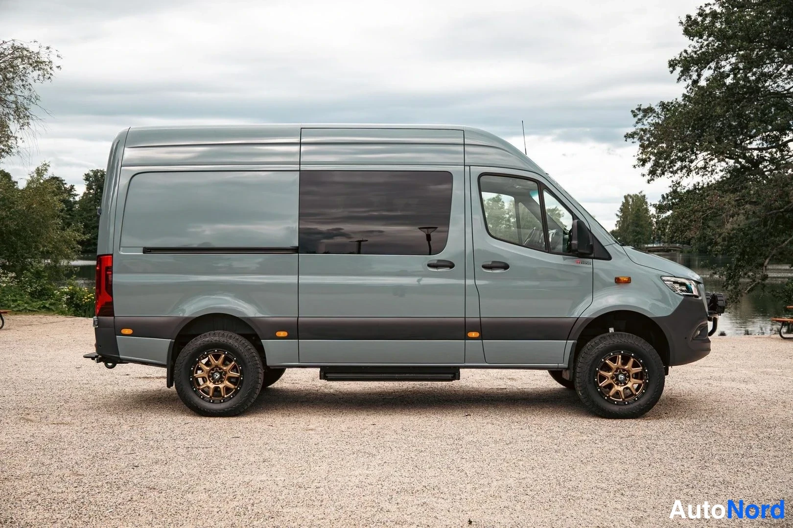 Harmaa Mercedes-Benz Sprinter 2023, sivulta, kuva 2