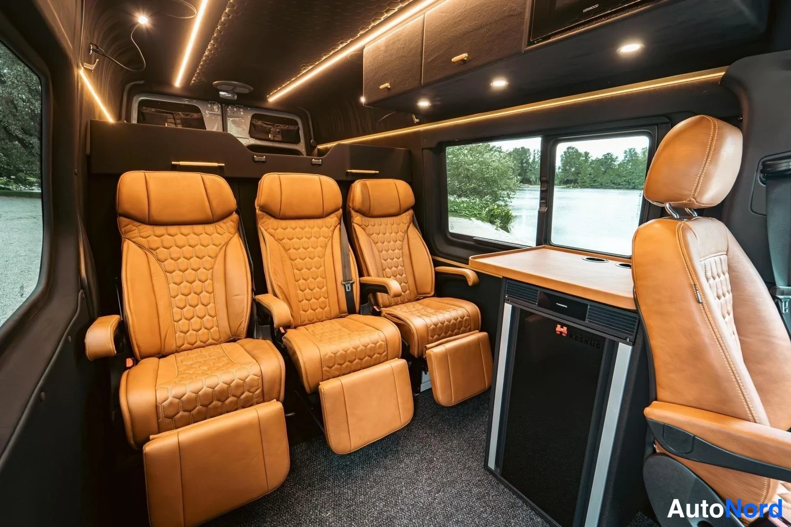 Harmaa Mercedes-Benz Sprinter 2023, etuistuimet, kuva 7