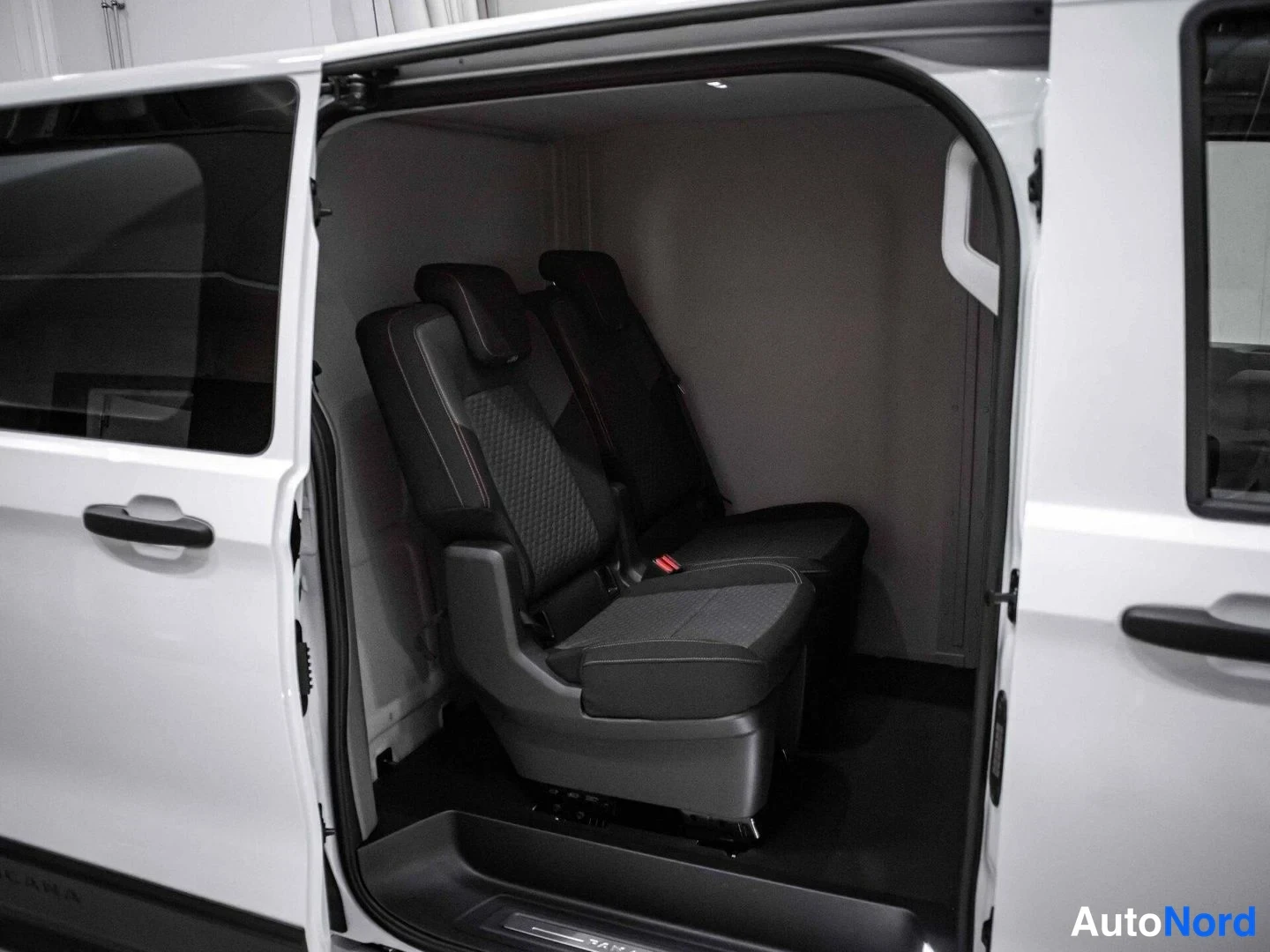 Valkoinen Volkswagen Transporter 2026, etuistuimet, kuva 13