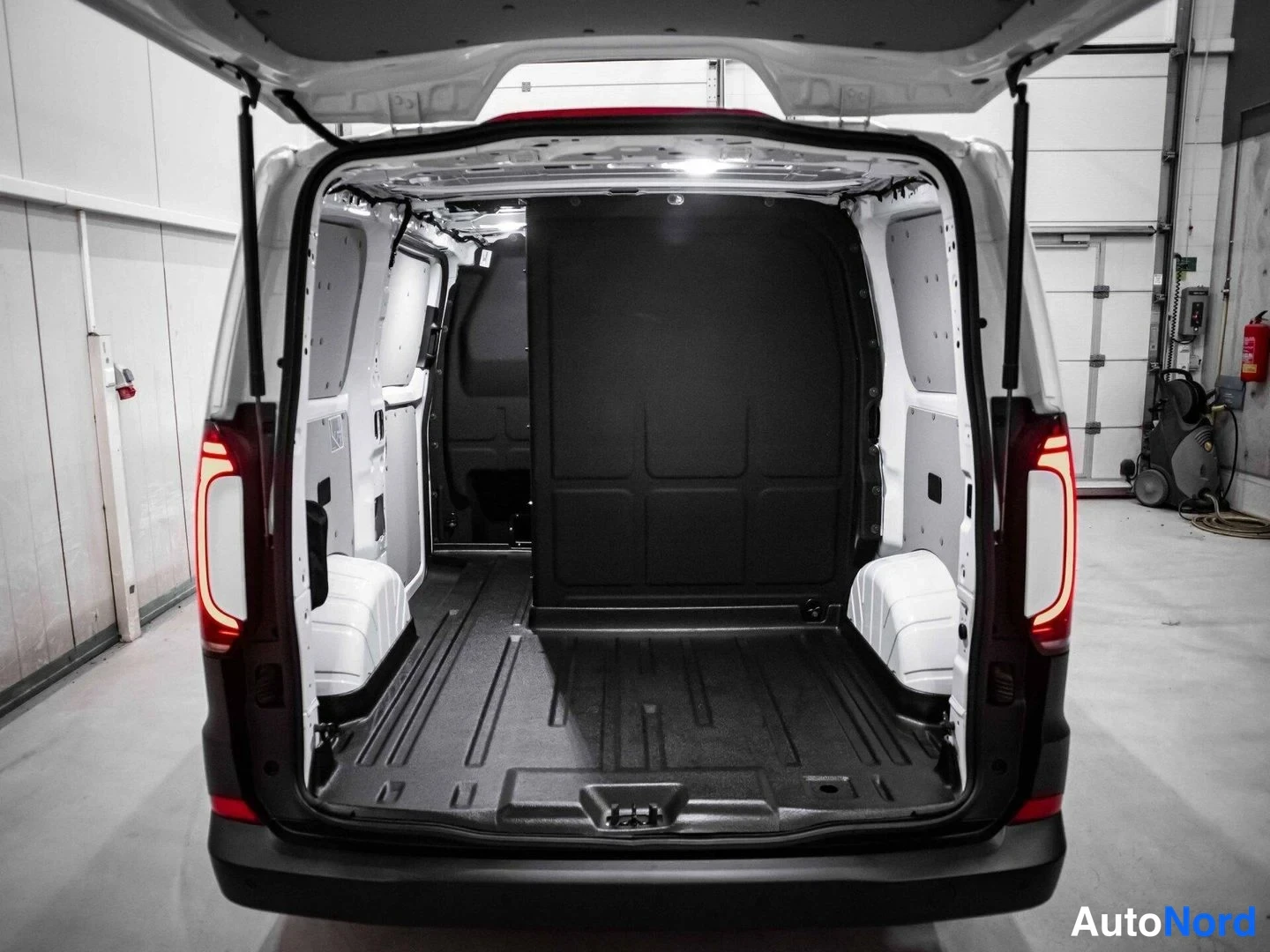 Valkoinen Volkswagen Transporter 2026, tavaratila, kuva 15