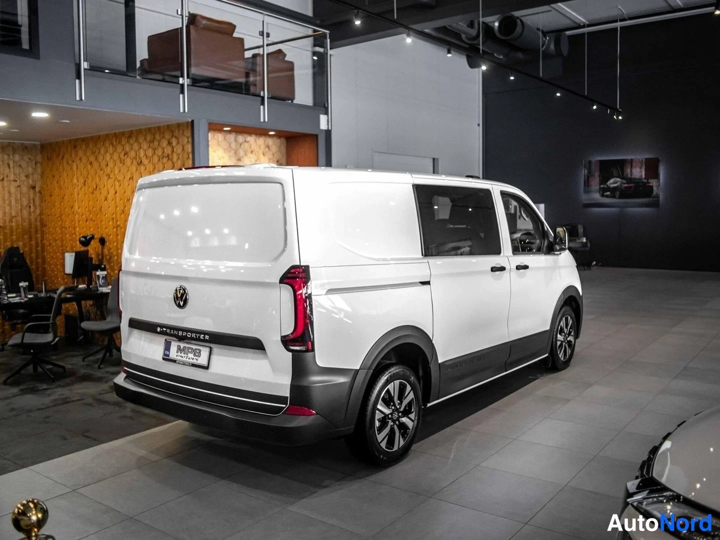 Valkoinen Volkswagen Transporter 2026, takaviisto, kuva 6
