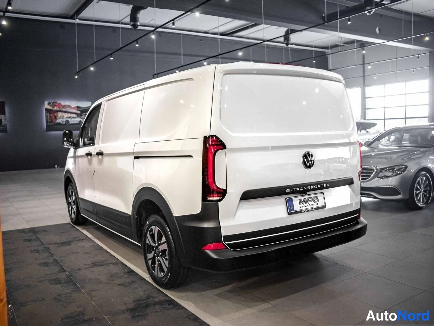 Valkoinen Volkswagen Transporter 2026, takaviisto, kuva 7