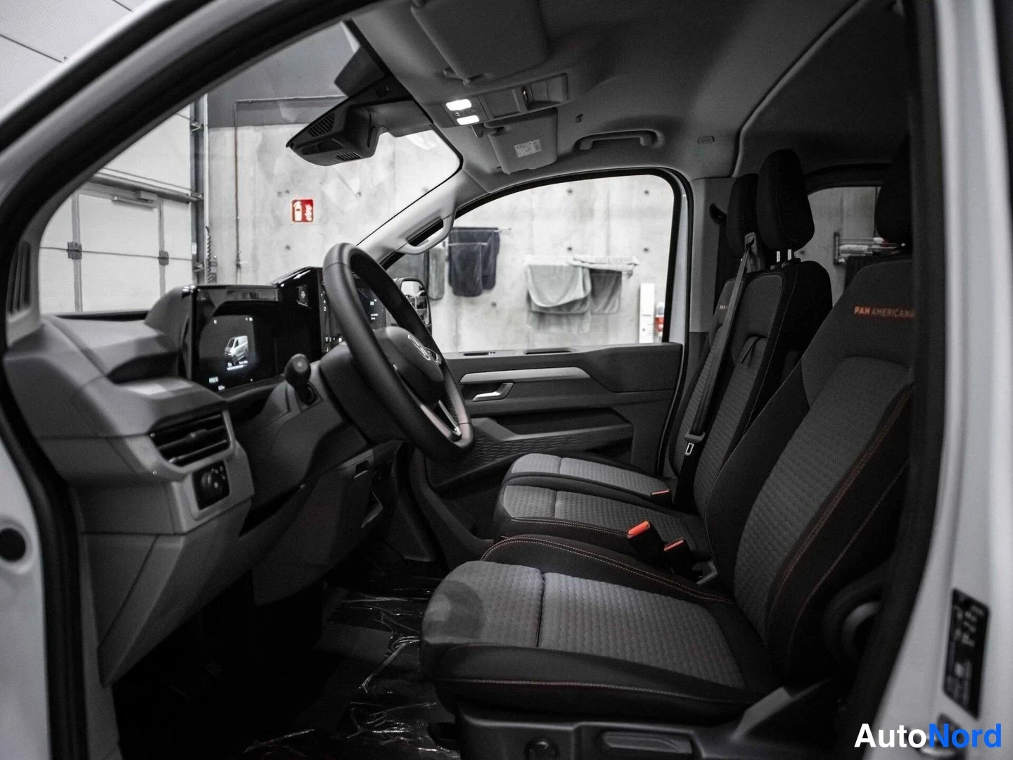 Valkoinen Volkswagen Transporter 2026, ohjaamo, kuva 8