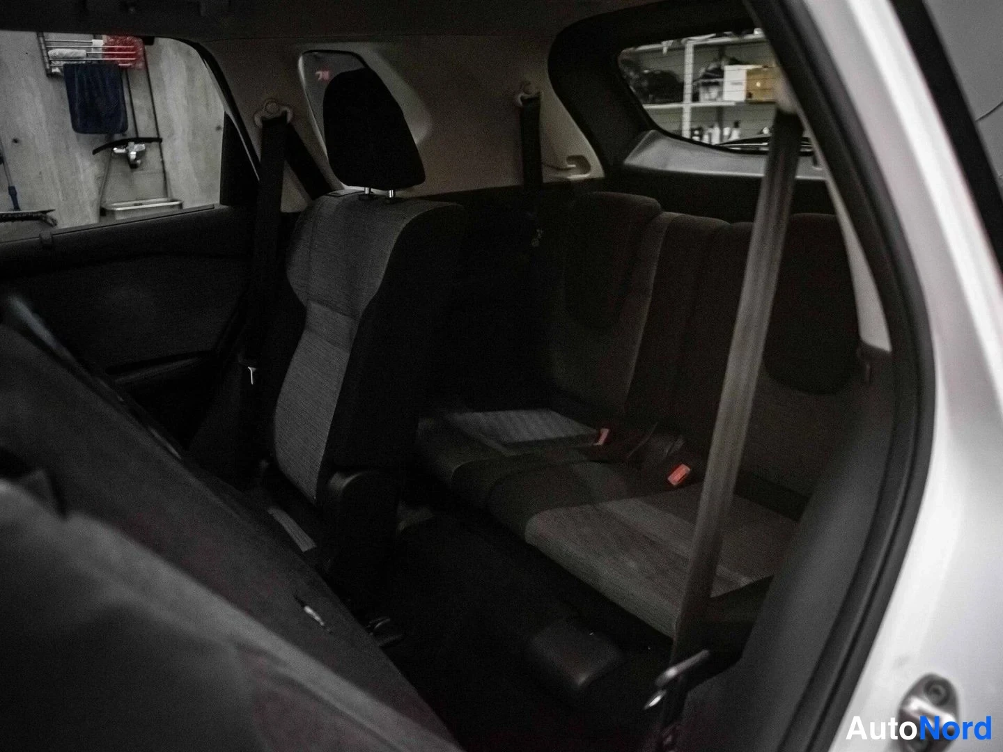 Valkoinen Nissan X-Trail 2024, takaistuimet, kuva 15