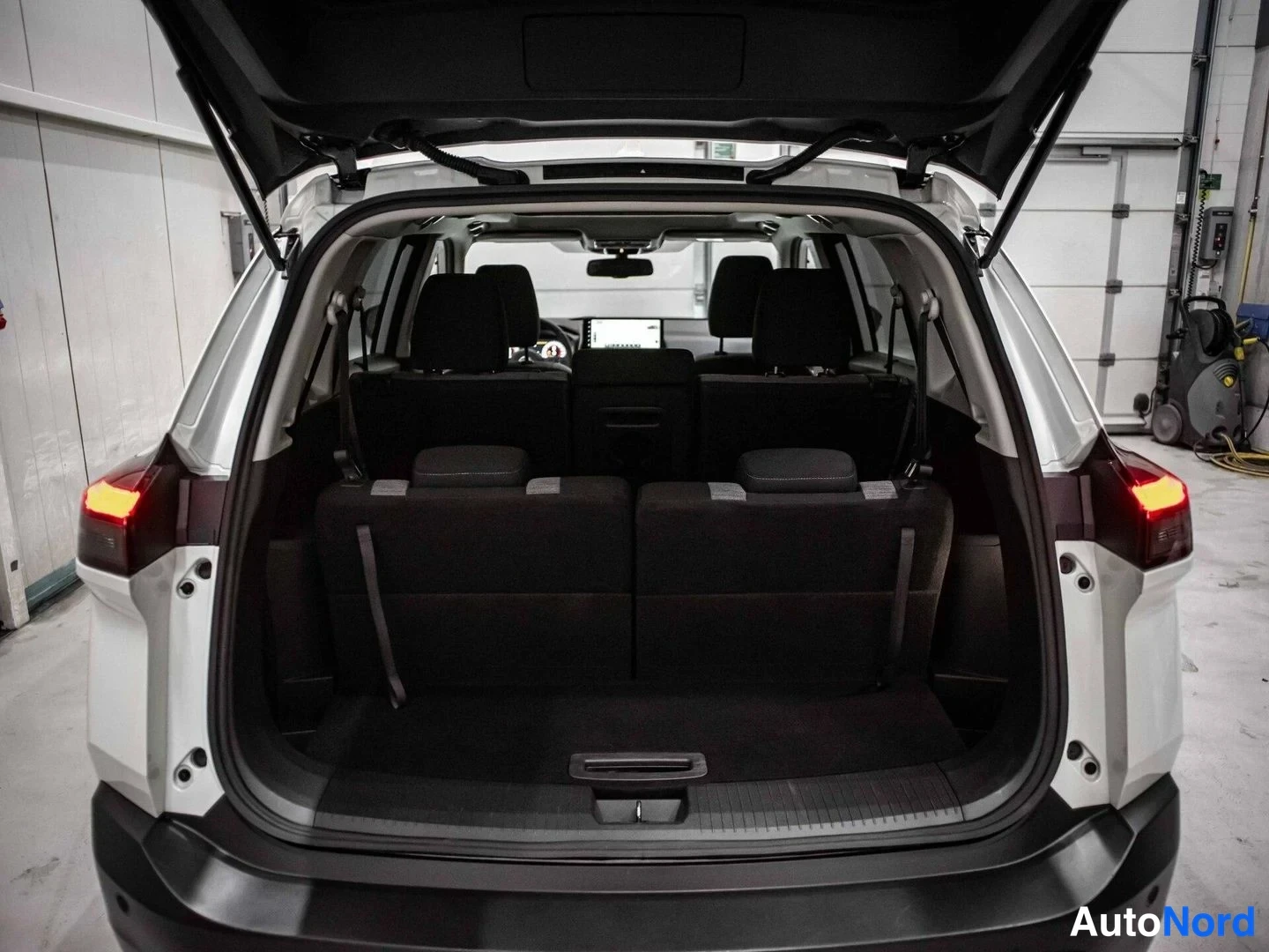 Valkoinen Nissan X-Trail 2024, tavaratila, kuva 17