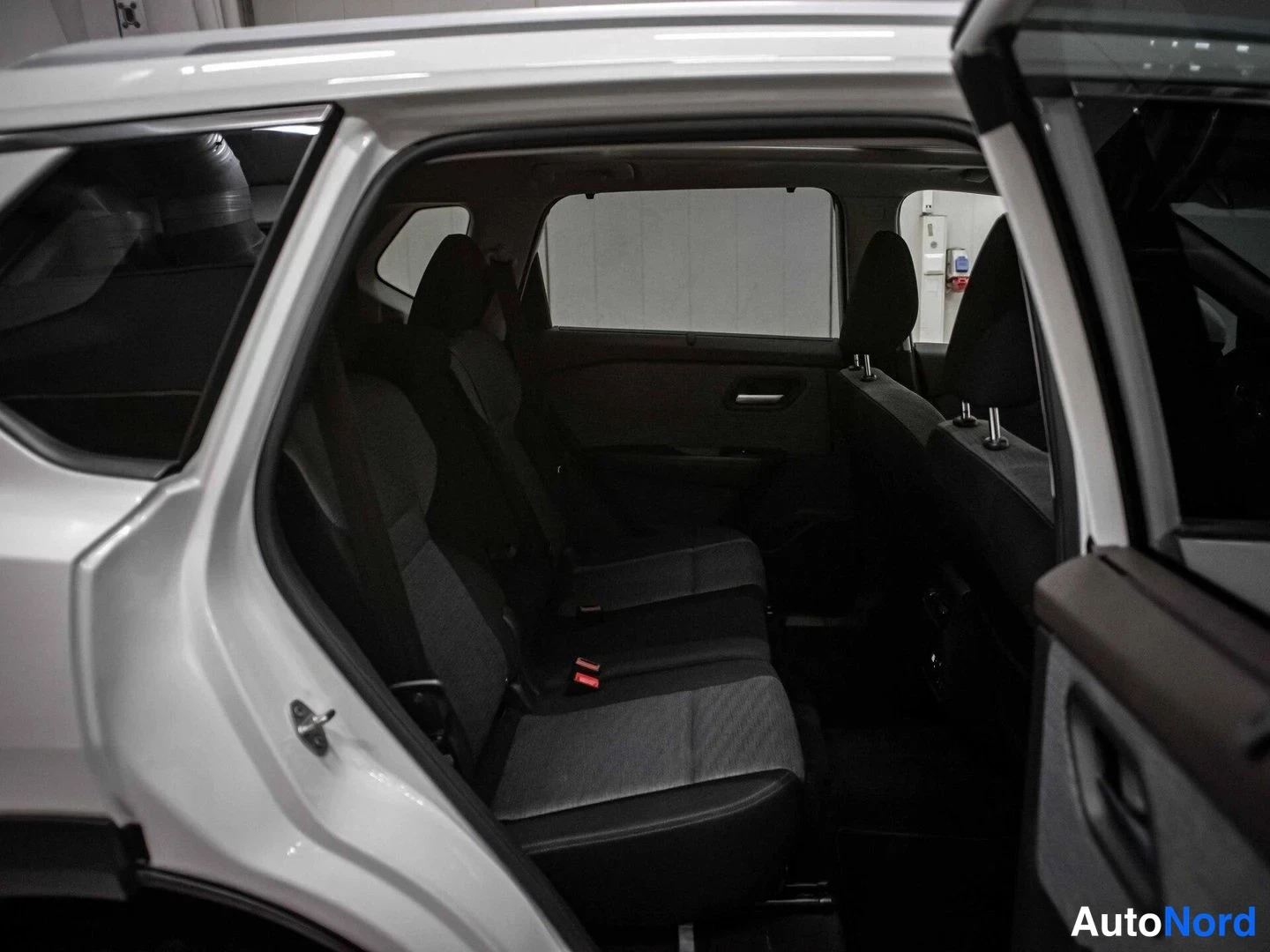 Valkoinen Nissan X-Trail 2024, takaistuimet, kuva 16