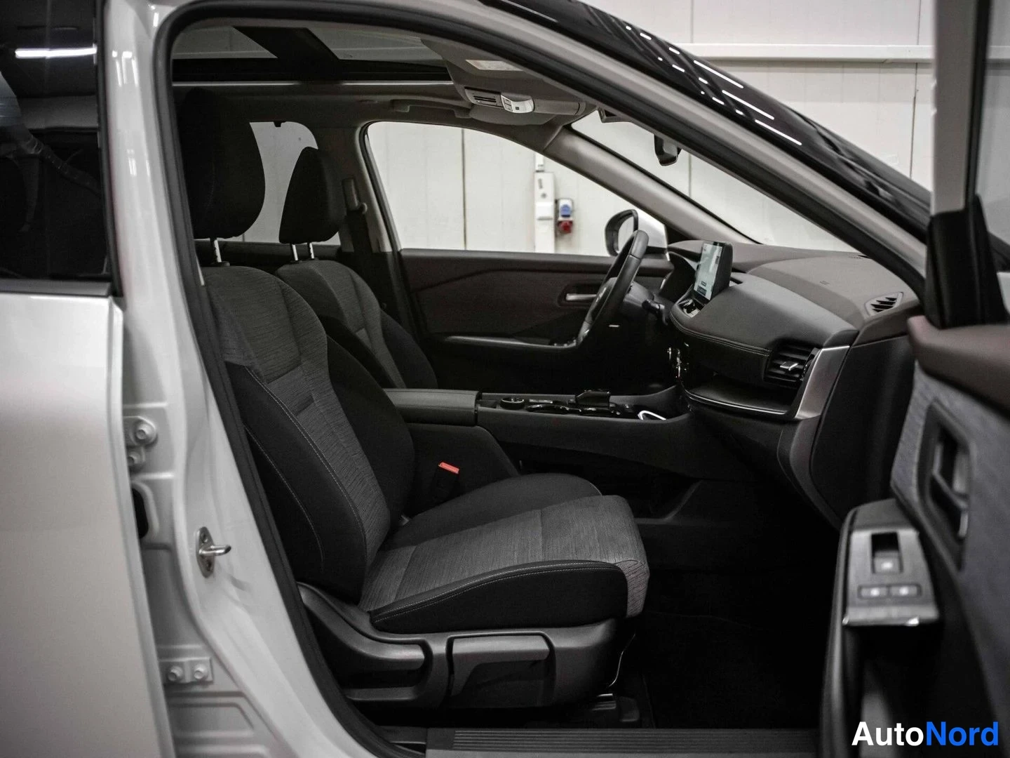 Valkoinen Nissan X-Trail 2024, etuistuimet, kuva 13