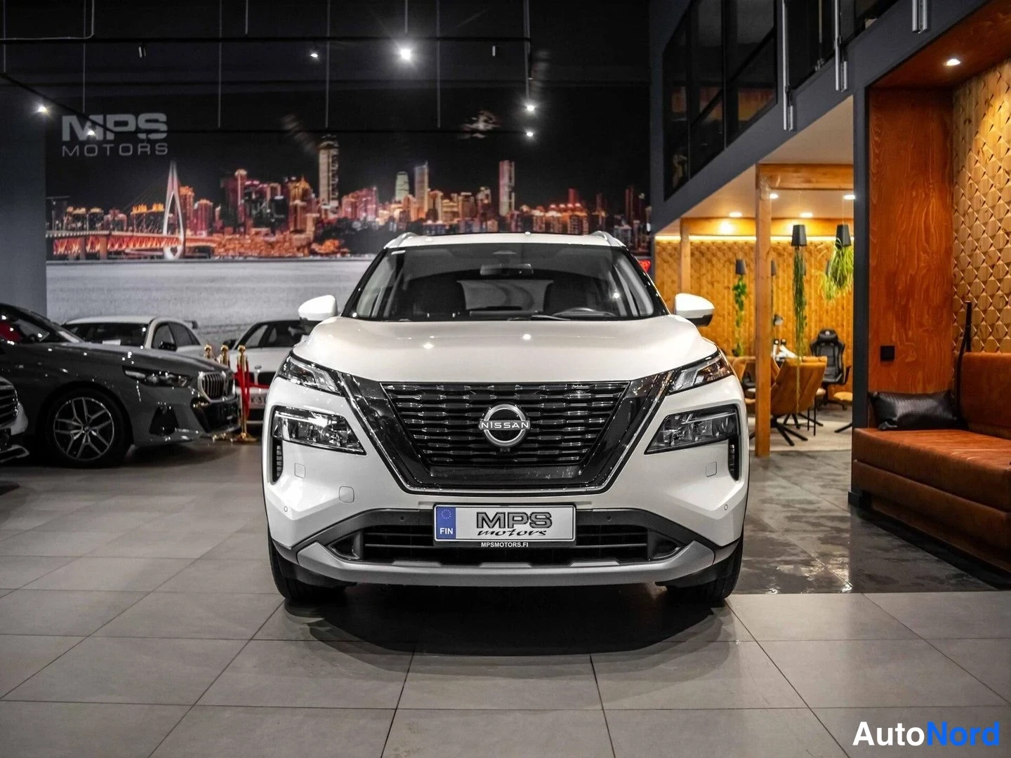 Valkoinen Nissan X-Trail 2024, edestä, kuva 5