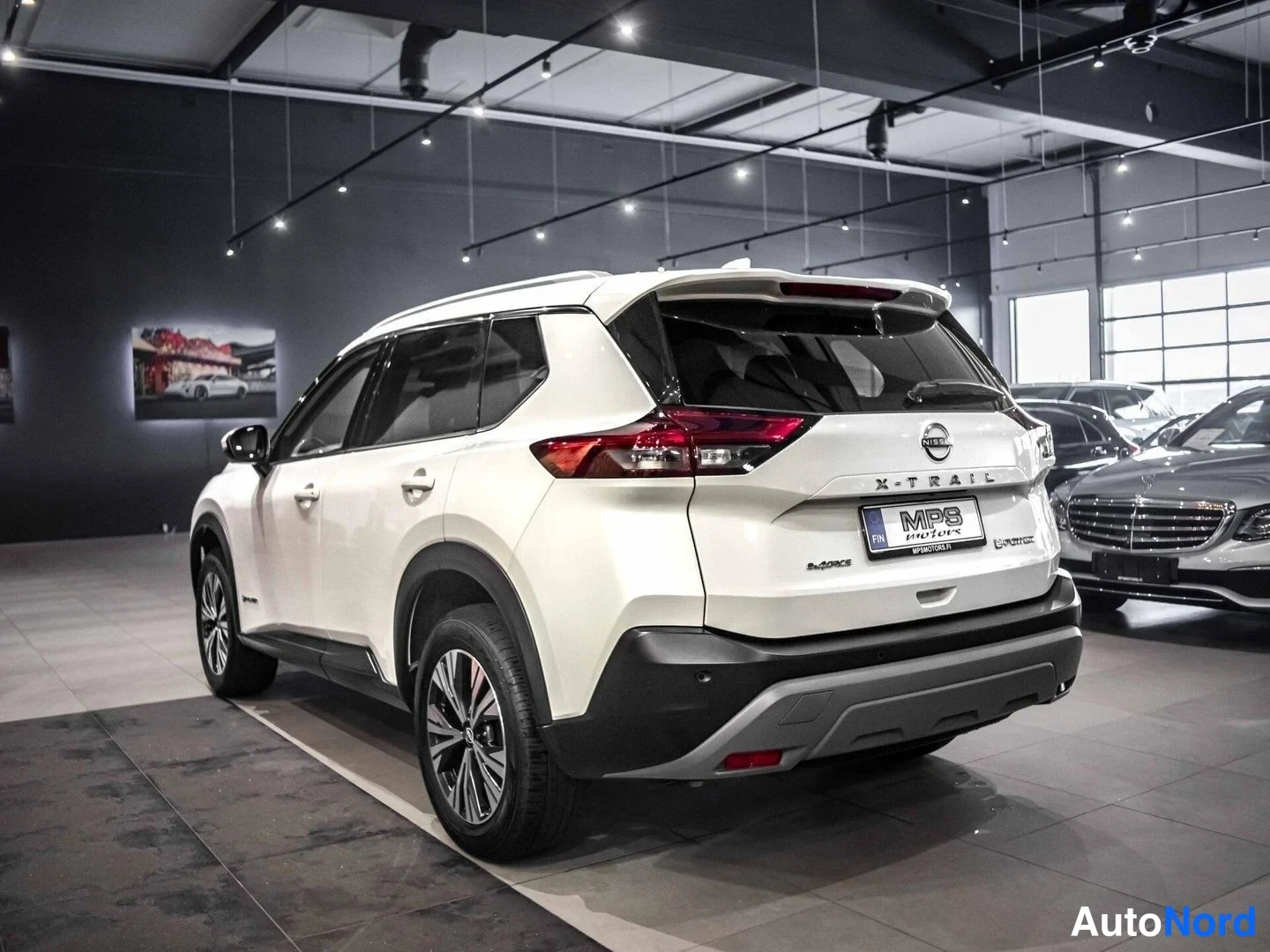 Valkoinen Nissan X-Trail 2024, takaviisto, kuva 7