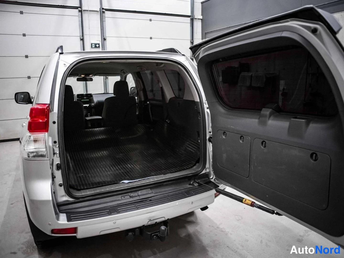 Hopea Toyota Land Cruiser 2012, tavaratila, kuva 13