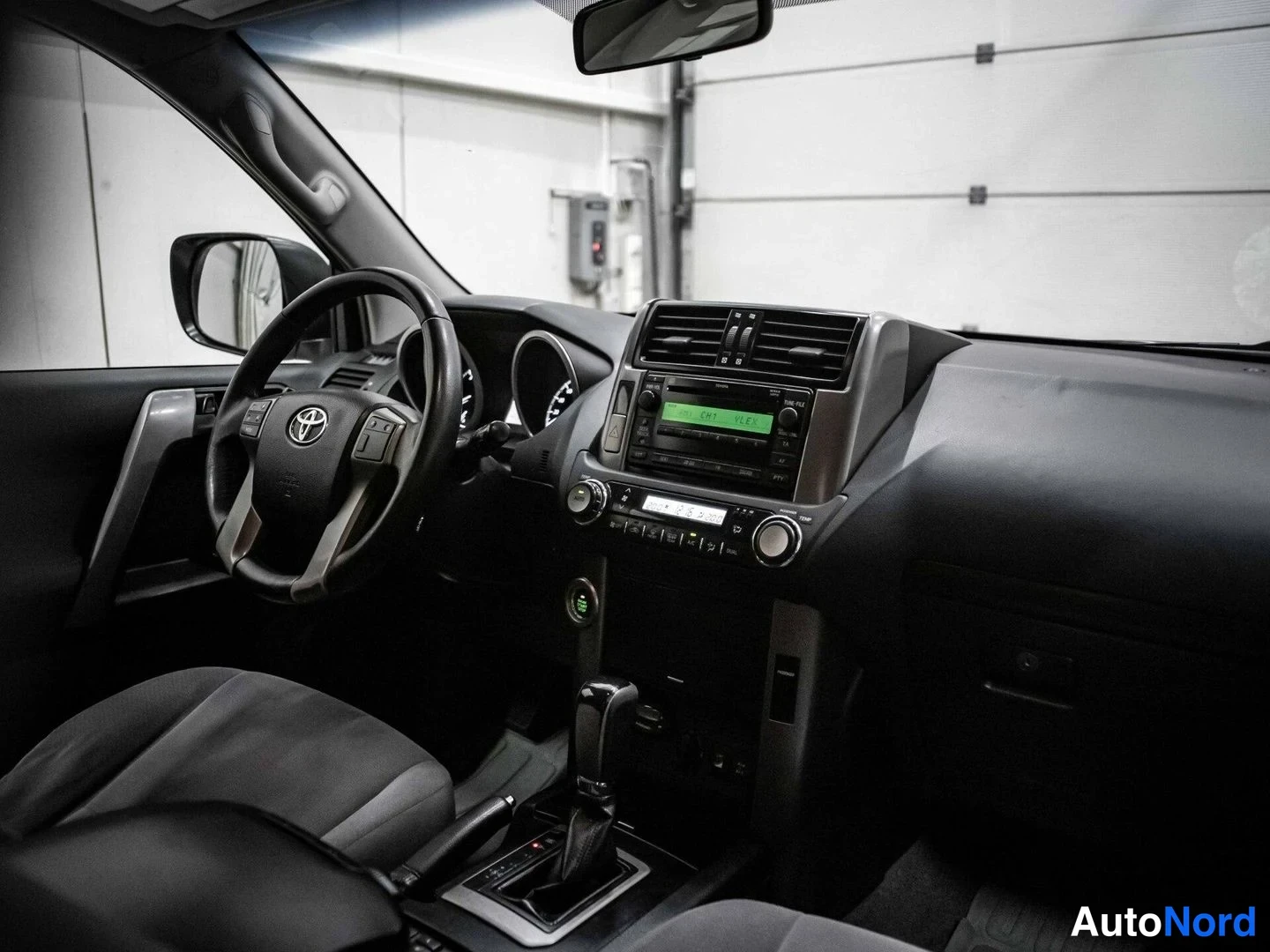 Hopea Toyota Land Cruiser 2012, ohjaamo, kuva 11