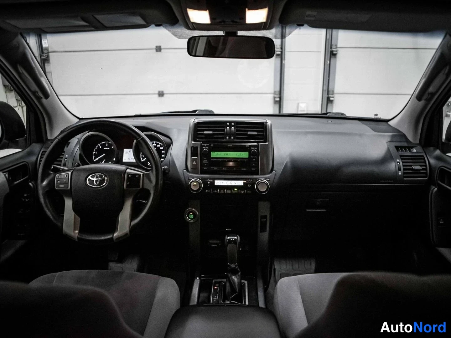 Hopea Toyota Land Cruiser 2012, ohjaamo, kuva 10