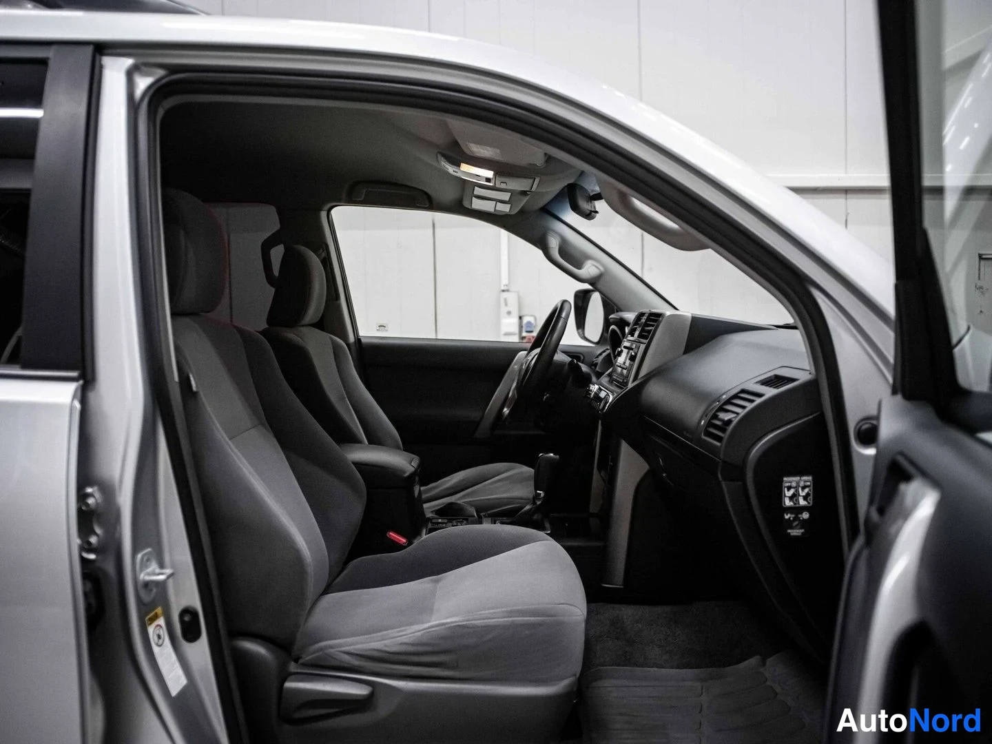 Hopea Toyota Land Cruiser 2012, etuistuimet, kuva 12