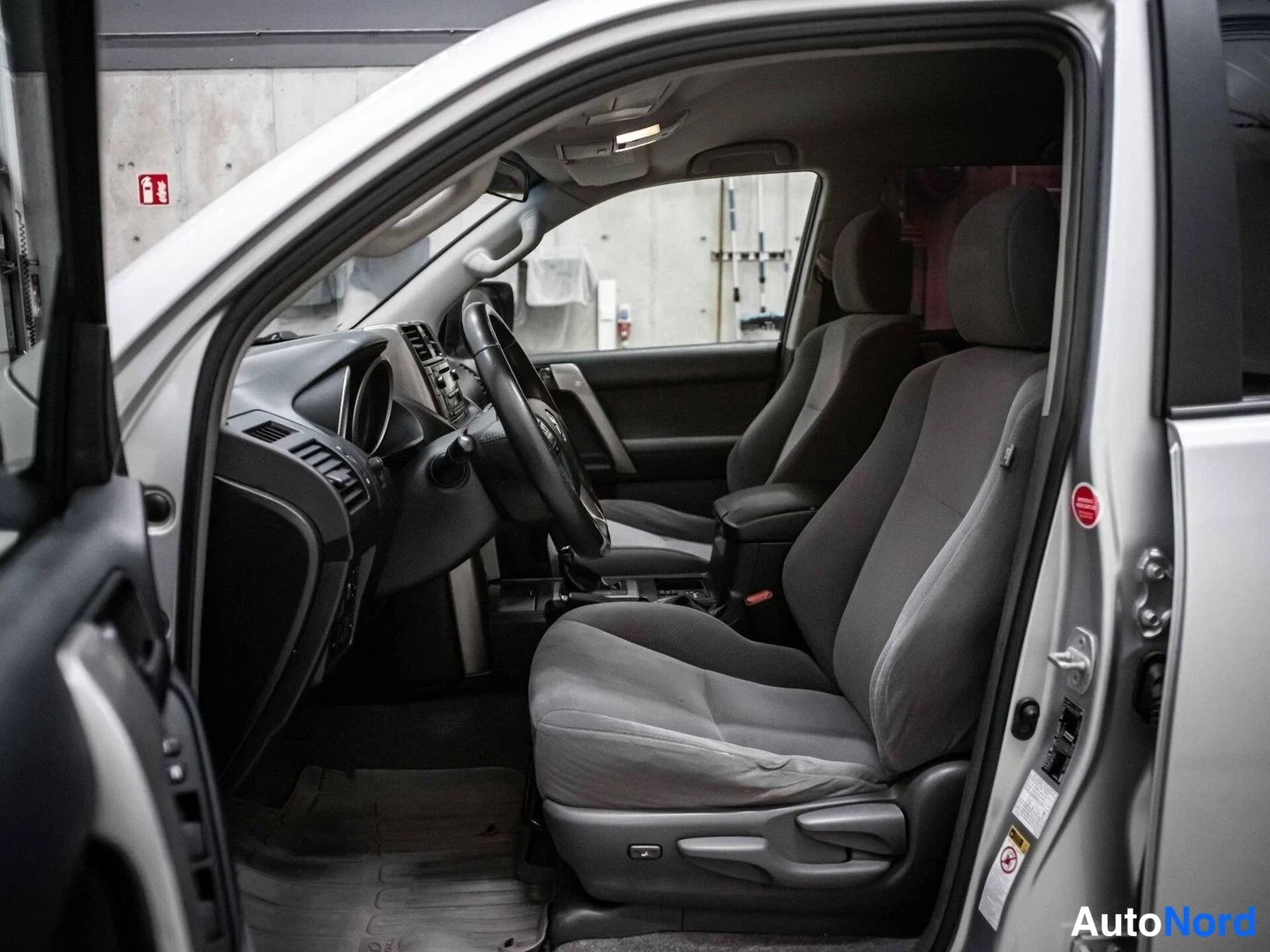 Hopea Toyota Land Cruiser 2012, ohjaamo, kuva 8