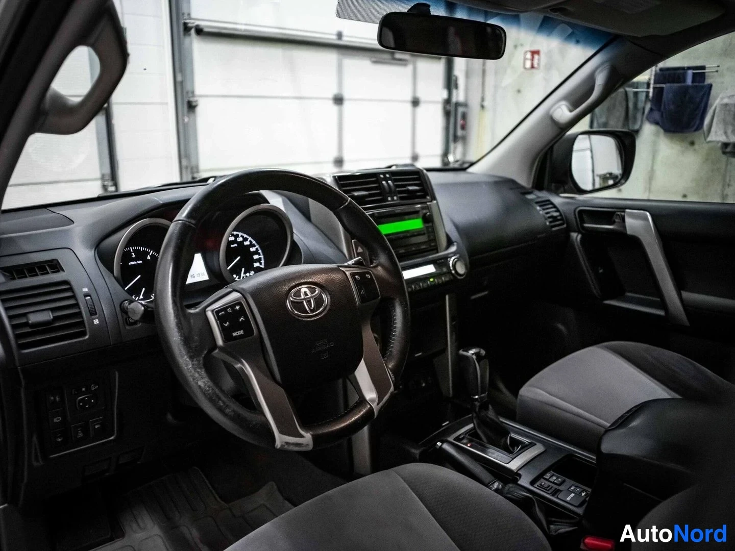 Hopea Toyota Land Cruiser 2012, ohjaamo, kuva 9