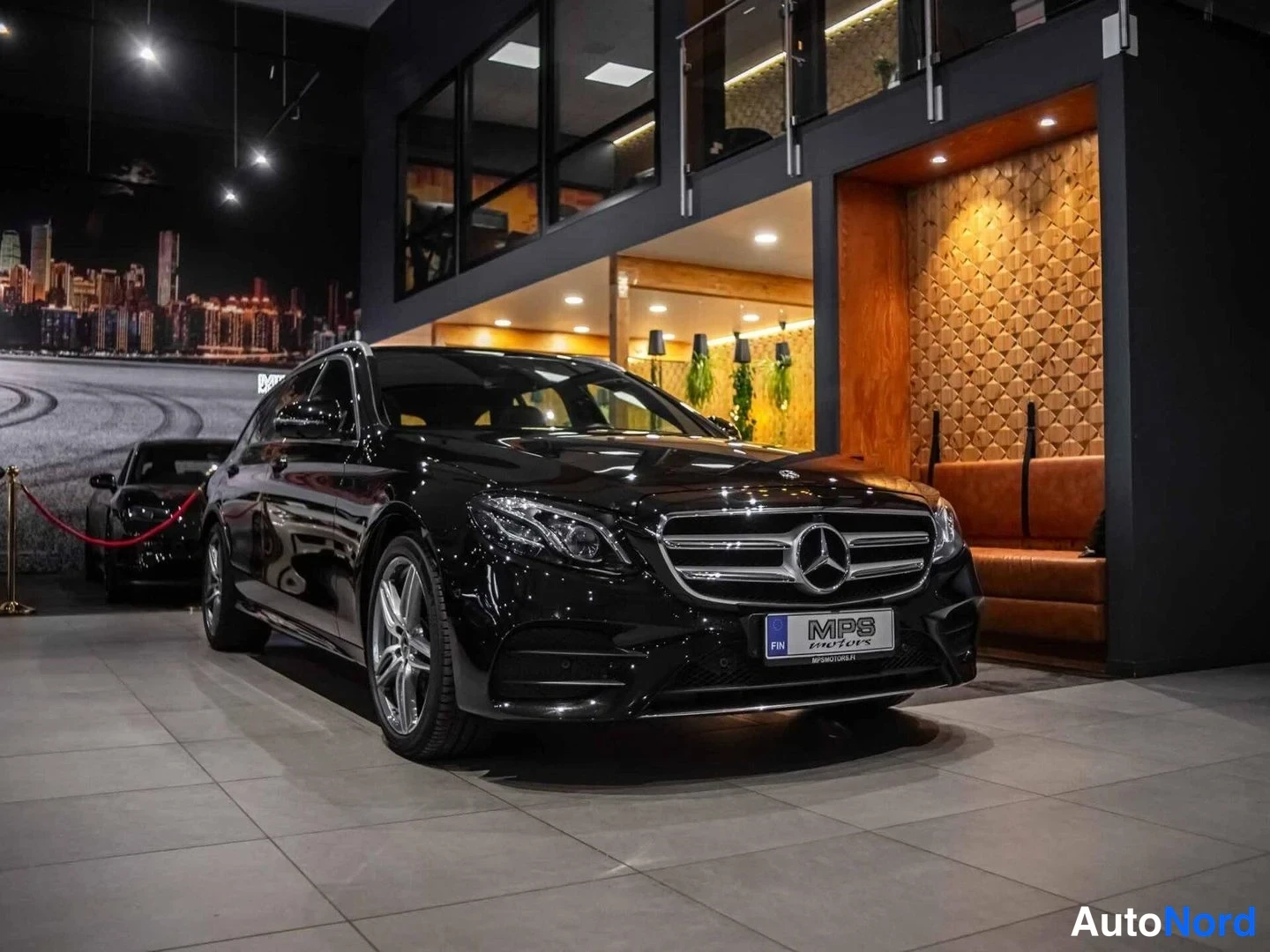 Musta Mercedes-Benz E 450 4MATIC 2020, etuviisto, keula oikealle, kuva 4