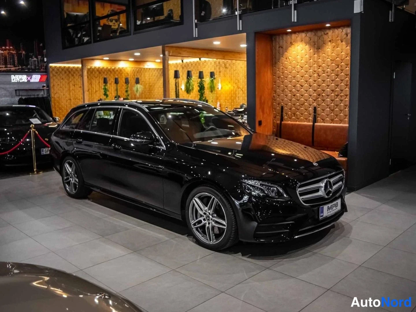 Musta Mercedes-Benz E 450 4MATIC 2020, etuviisto, keula oikealle, kuva 2