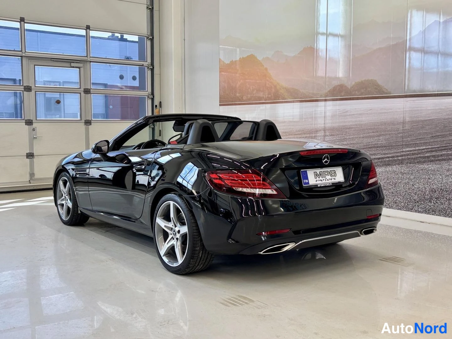 Musta Mercedes-Benz SLC 180 2017, takaviisto, kuva 11