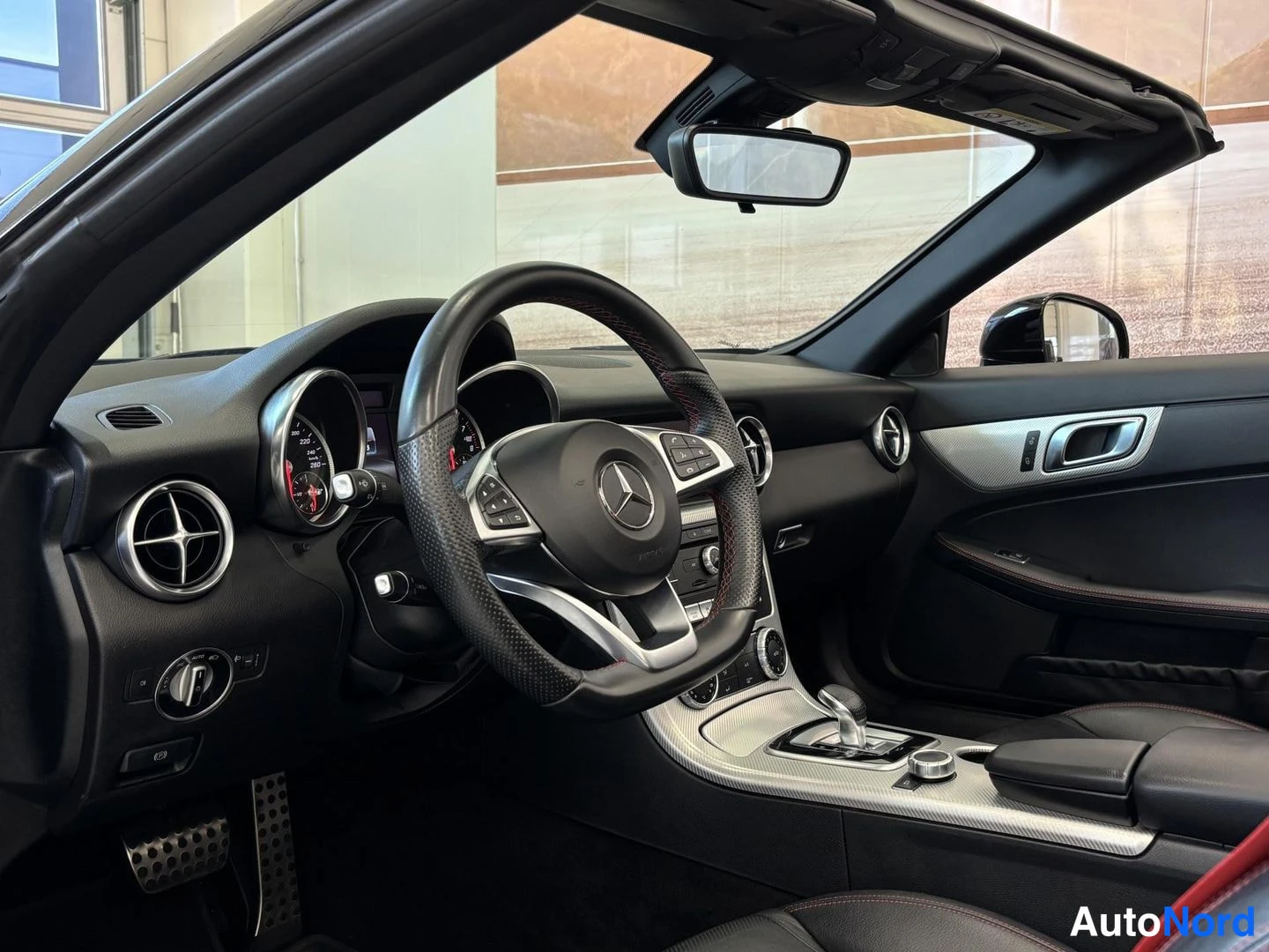 Musta Mercedes-Benz SLC 180 2017, ohjaamo, kuva 13