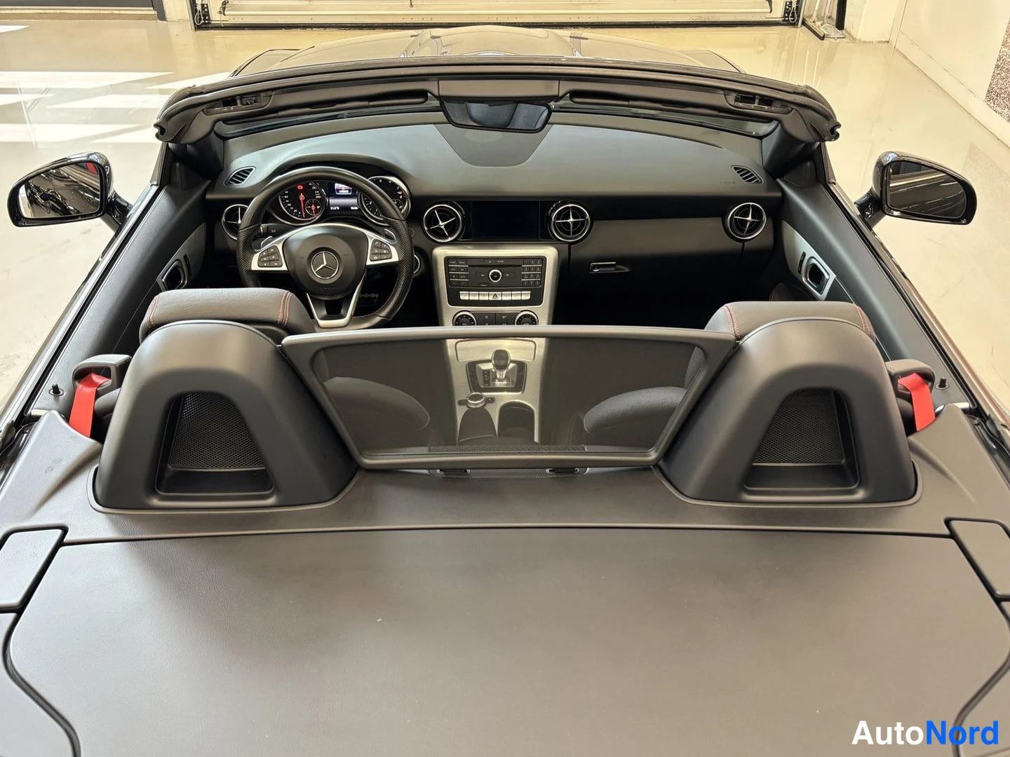 Musta Mercedes-Benz SLC 180 2017, takaa, kuva 12
