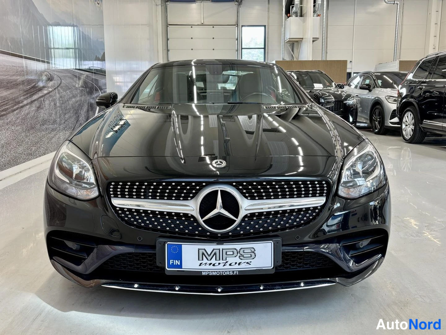 Musta Mercedes-Benz SLC 180 2017, edestä, kuva 8