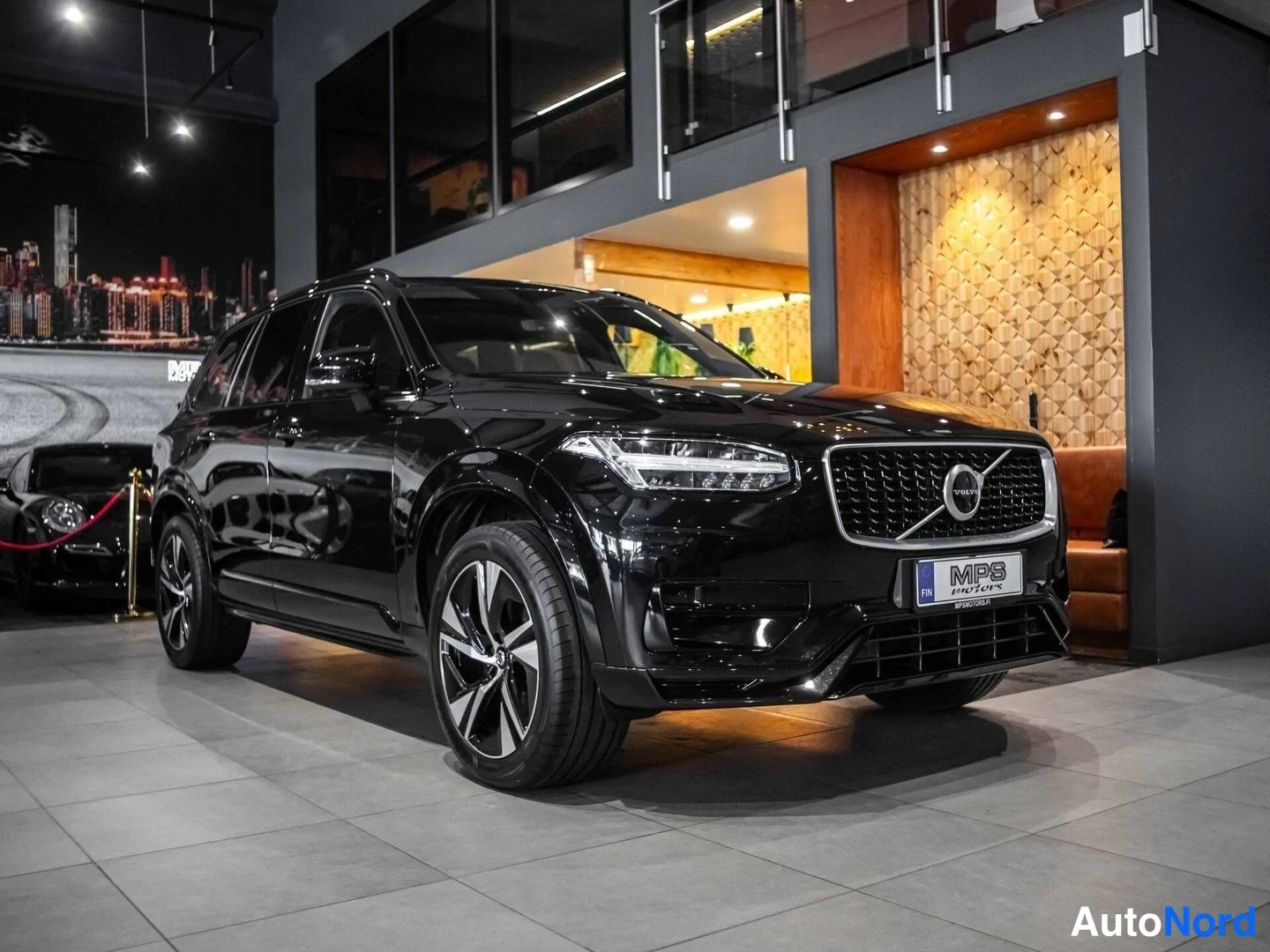 Musta Volvo XC90 2020, etuviisto, keula oikealle, kuva 2