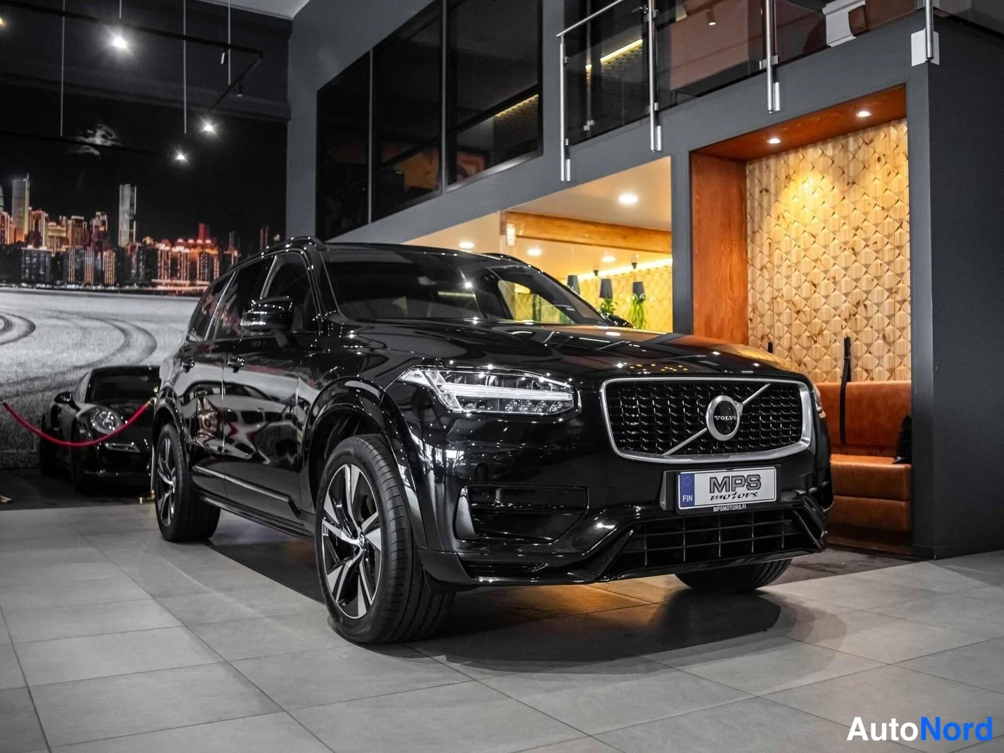 Musta Volvo XC90 2020, etuviisto, keula oikealle, kuva 4