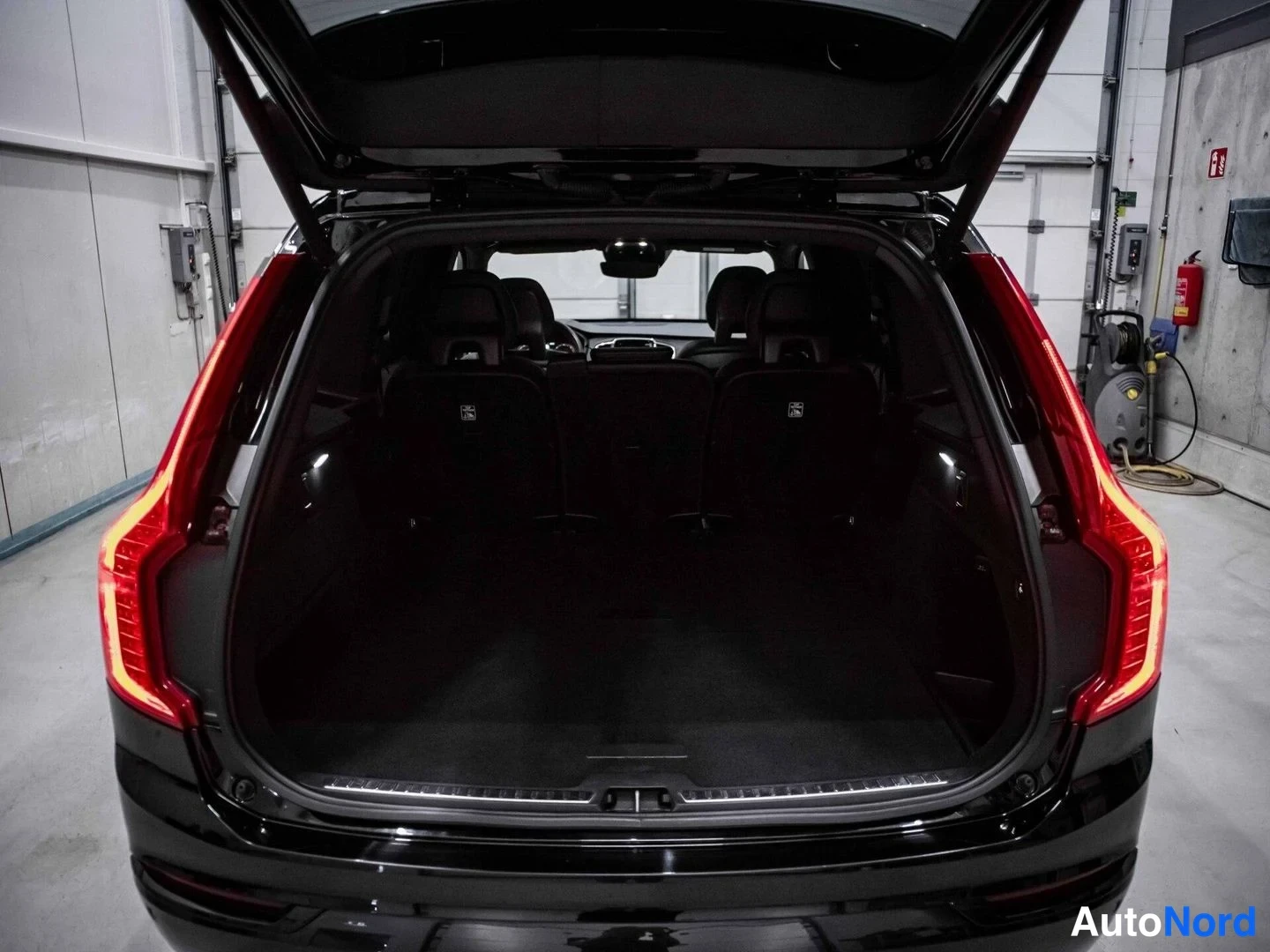 Musta Volvo XC90 2020, tavaratila, kuva 15
