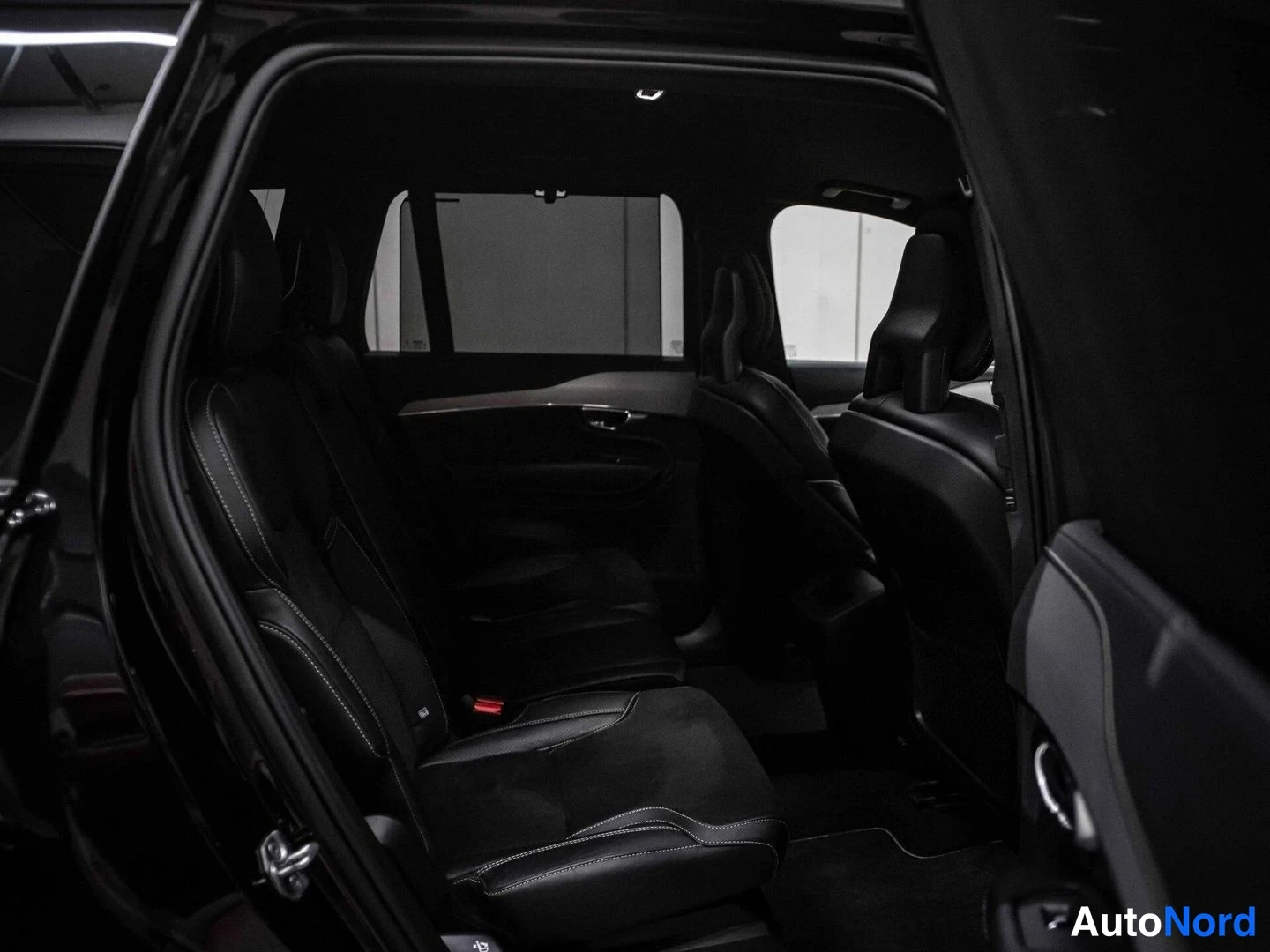 Musta Volvo XC90 2020, takaistuimet, kuva 14