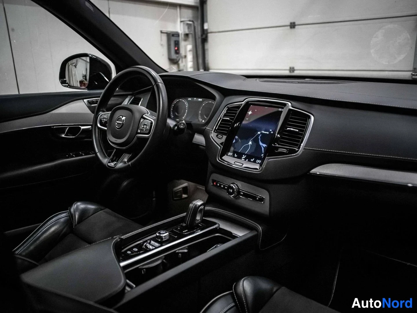 Musta Volvo XC90 2020, ohjaamo, kuva 9